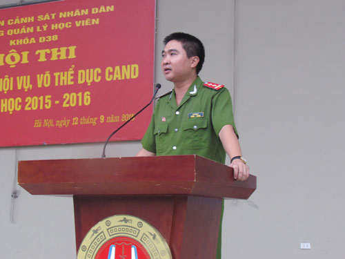 Đồng chí Đại úy Lê Văn Tư - Phó trưởng phòng quản lí học viên nhận xét về Hội thi